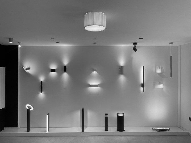 Mur d'appliques et bornes extérieures au showroom Prismalight